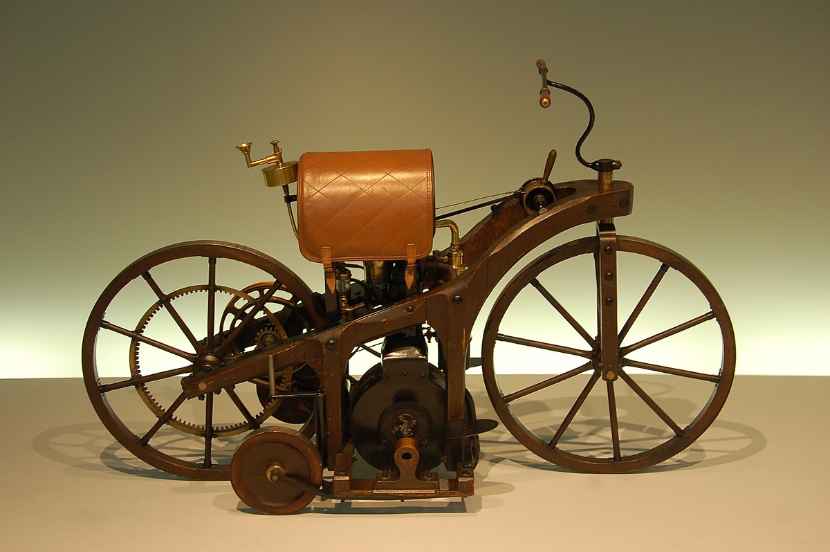 29 août 1885- Gottlieb Daimler dépose le brevet de la première moto à essence