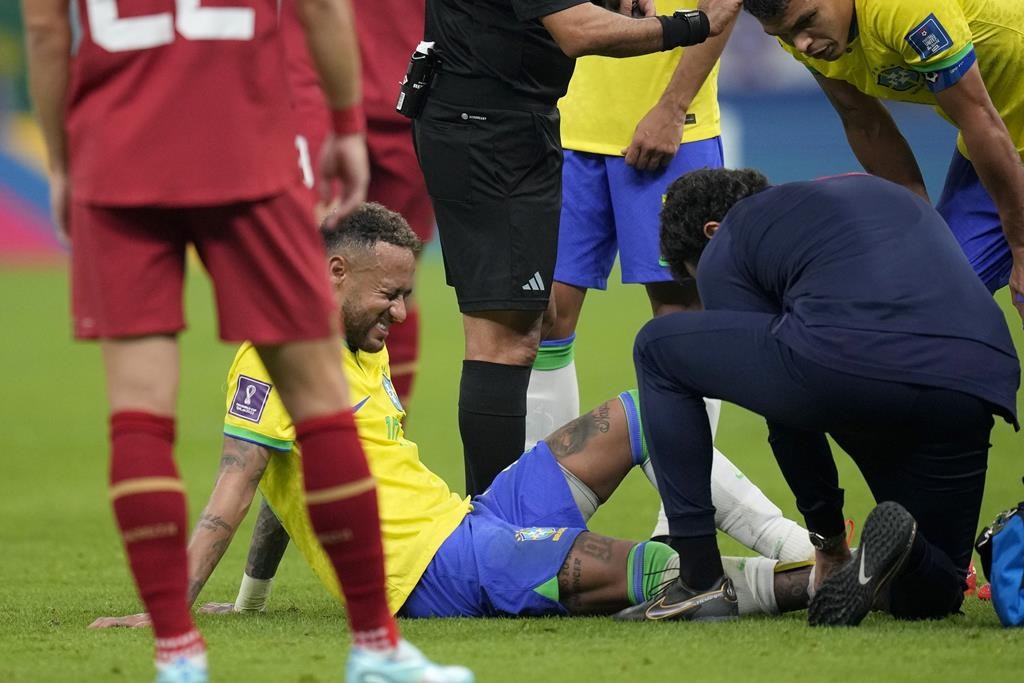 Neymar se blesse à une cheville lors de la victoire du Brésil à la Coupe du monde