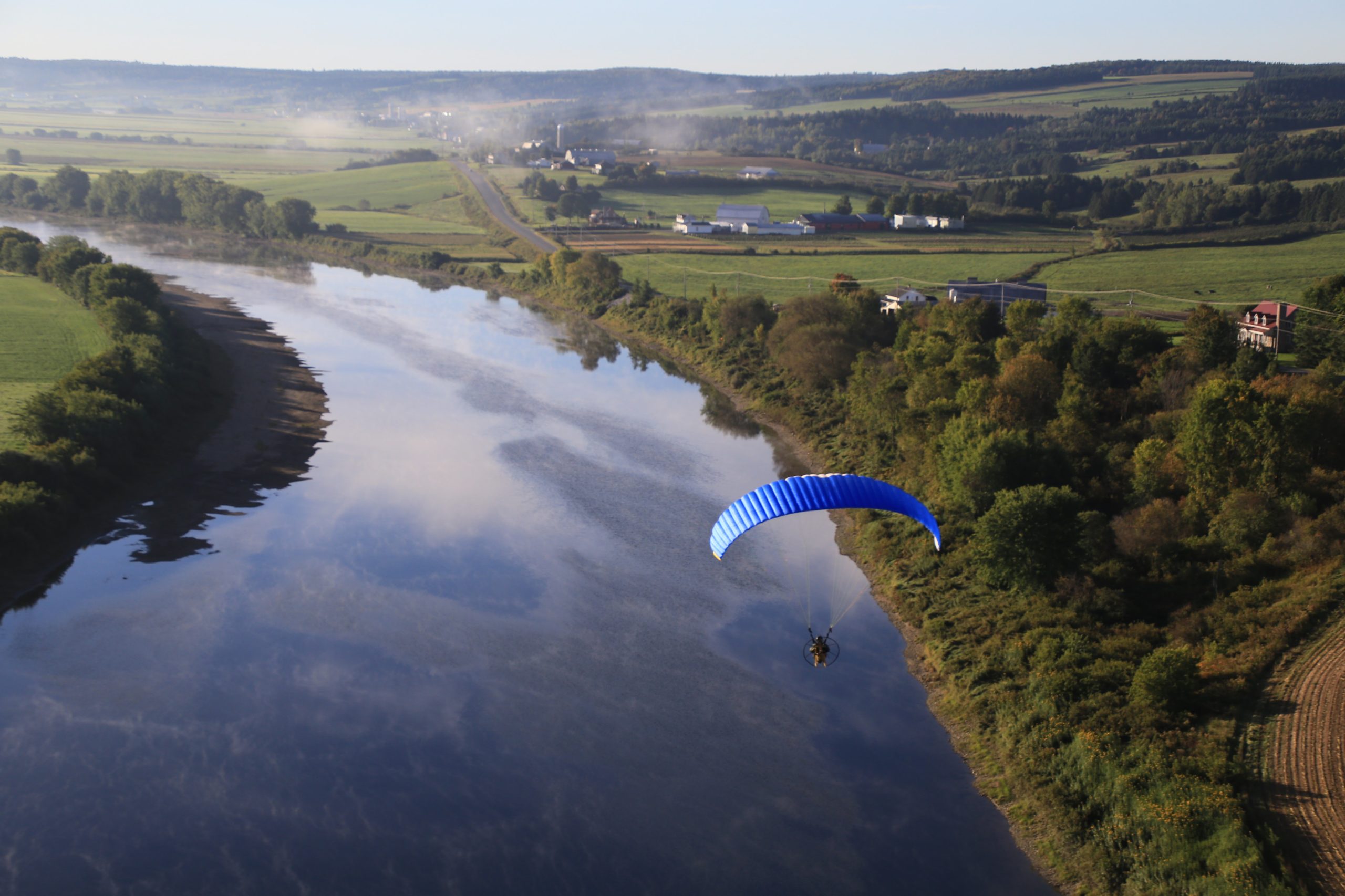 Le parapentiste peut sans risque descendre plus près de la rivière Chaudière.