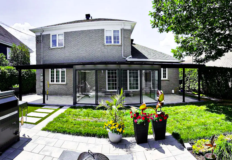 Solarium de Sunspace Sunrooms. Moreau PRS accueille ses clients dans sa succursale à Québec.